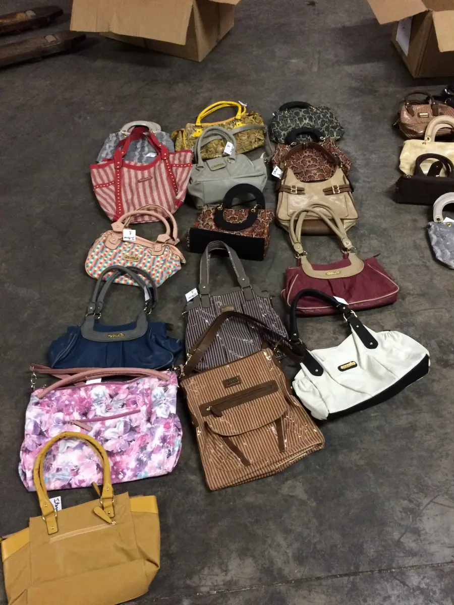 LOTE  - SAPATOS E BOLSAS FEMININOS