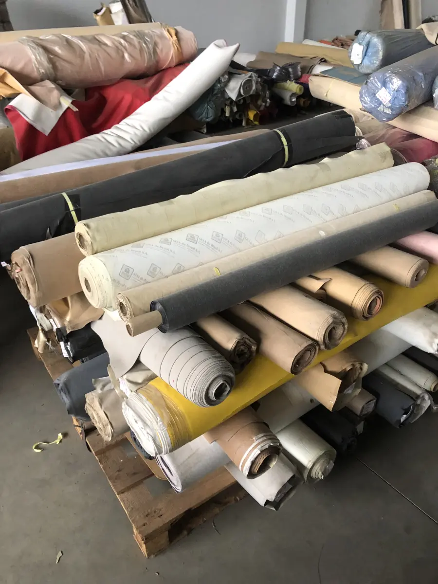 LOTE 14 - um lote grande de componentes e materia prima composto de rolos de sintéticos, placas de borracha, placas de outros materiais, sintéticos, Eva, algodão, feltros, etc. que estão nas pratelerias