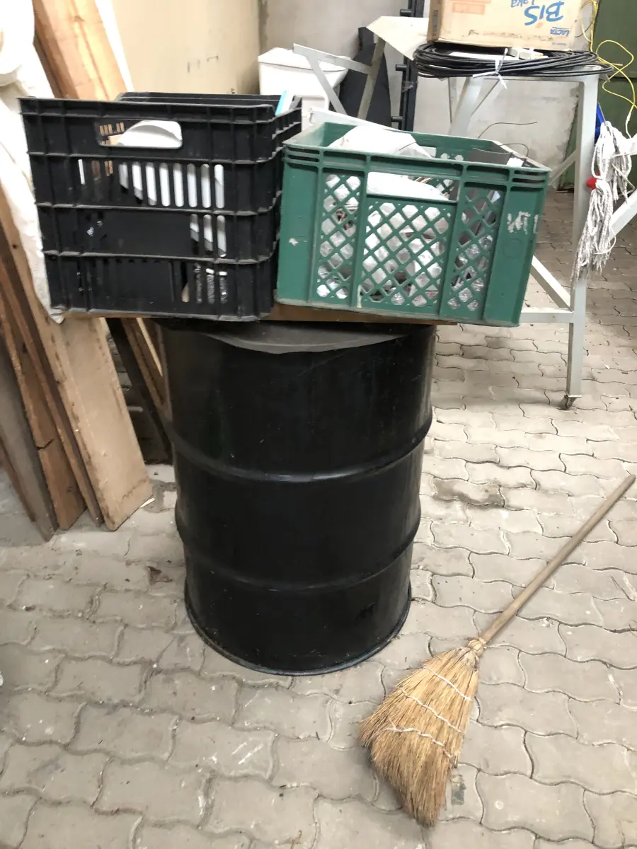 LOTE 17 - 2 toneis pretos