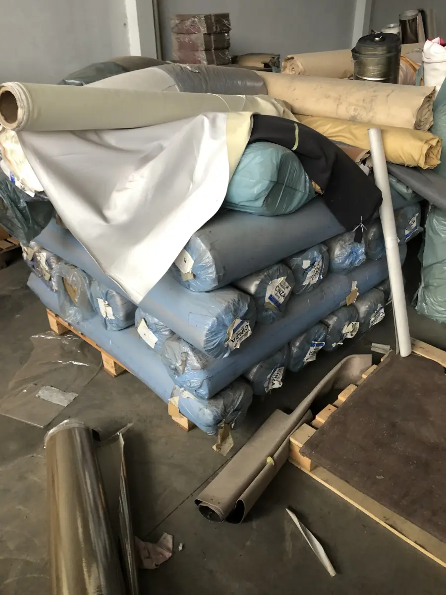 LOTE 14 - um lote grande de componentes e materia prima composto de rolos de sintéticos, placas de borracha, placas de outros materiais, sintéticos, Eva, algodão, feltros, etc. que estão nas pratelerias