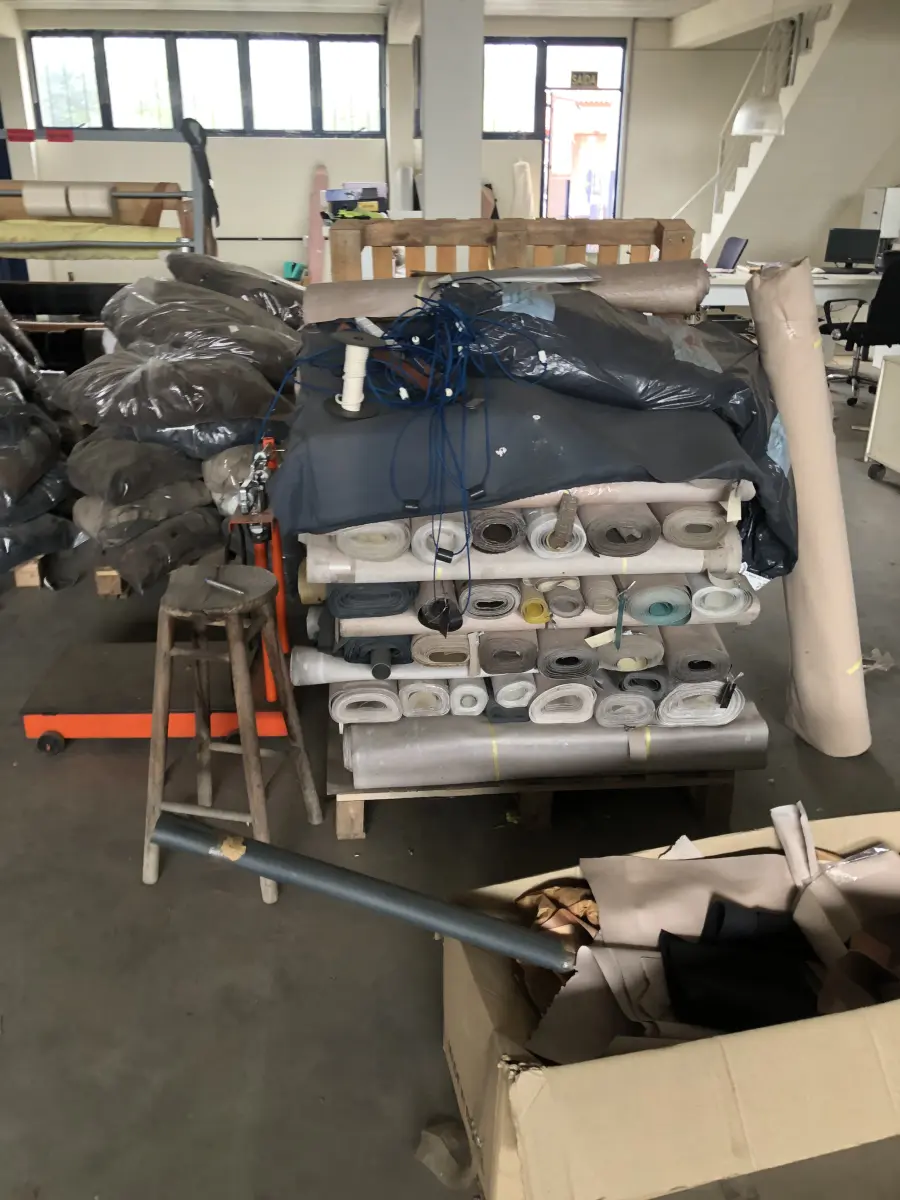 LOTE 14 - um lote grande de componentes e materia prima composto de rolos de sintéticos, placas de borracha, placas de outros materiais, sintéticos, Eva, algodão, feltros, etc. que estão nas pratelerias