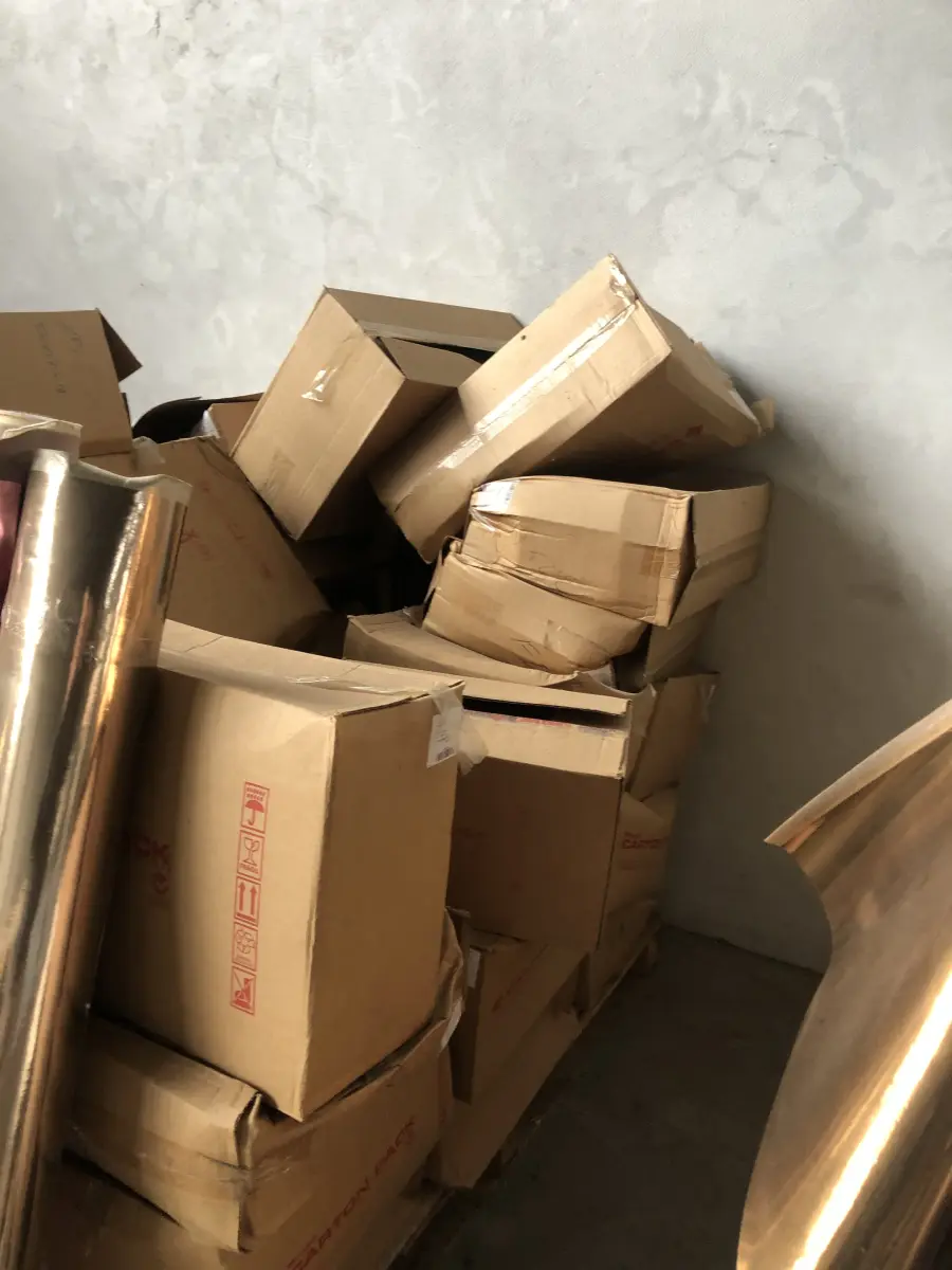 LOTE 13 - um lote de papeloes para embalar e caixas para montar com marcas impressas