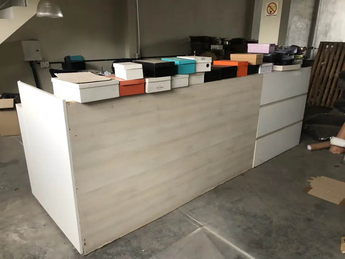 LOTE 03 - Balcão com 7 gavetas, gaveta para caixa e porta