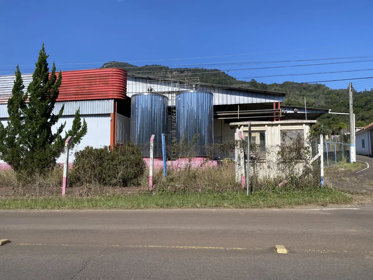 LOTE 001 - Imóvel e maquinas para laticínio