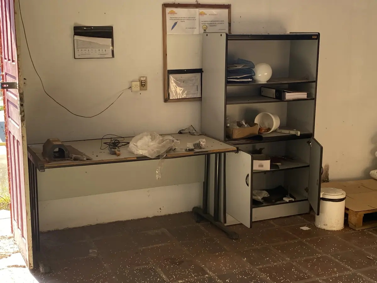 LOTE 060 - lote de moveis, mesa e balcao em mau estado