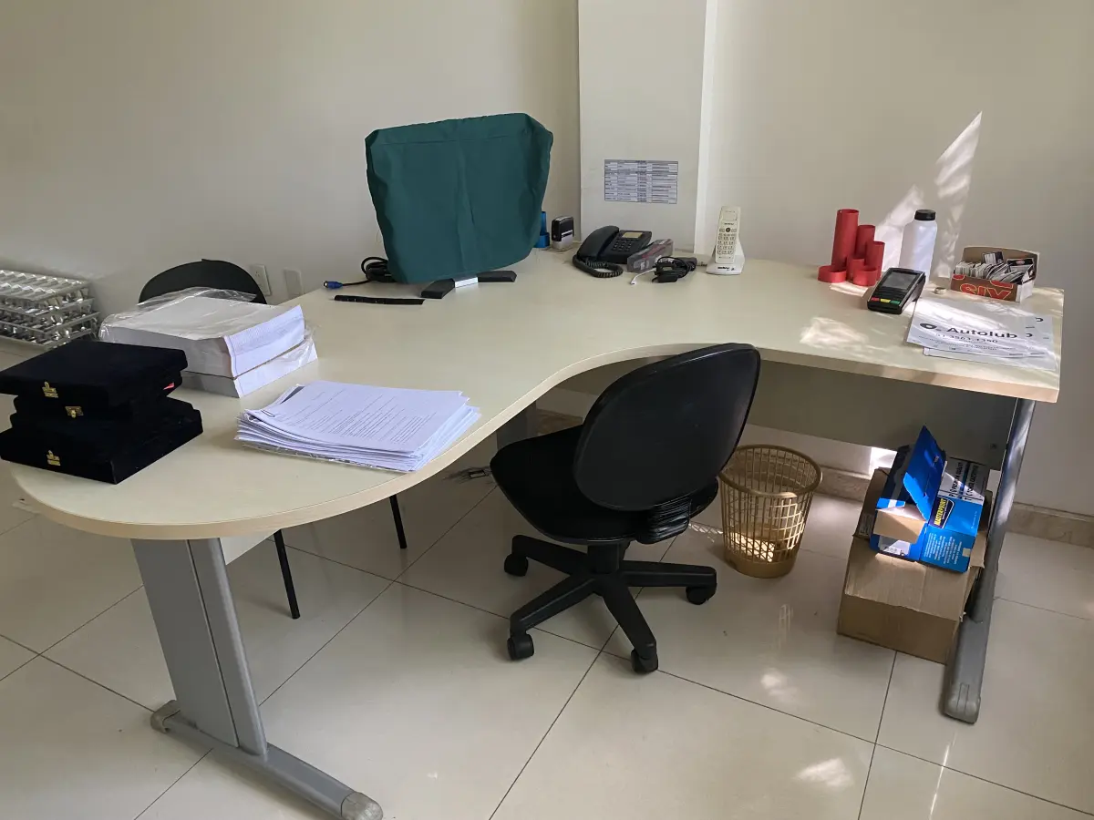 LOTE 10 - MÓVEIS EQUIPAMENTOS - vários itens junto ao prédio