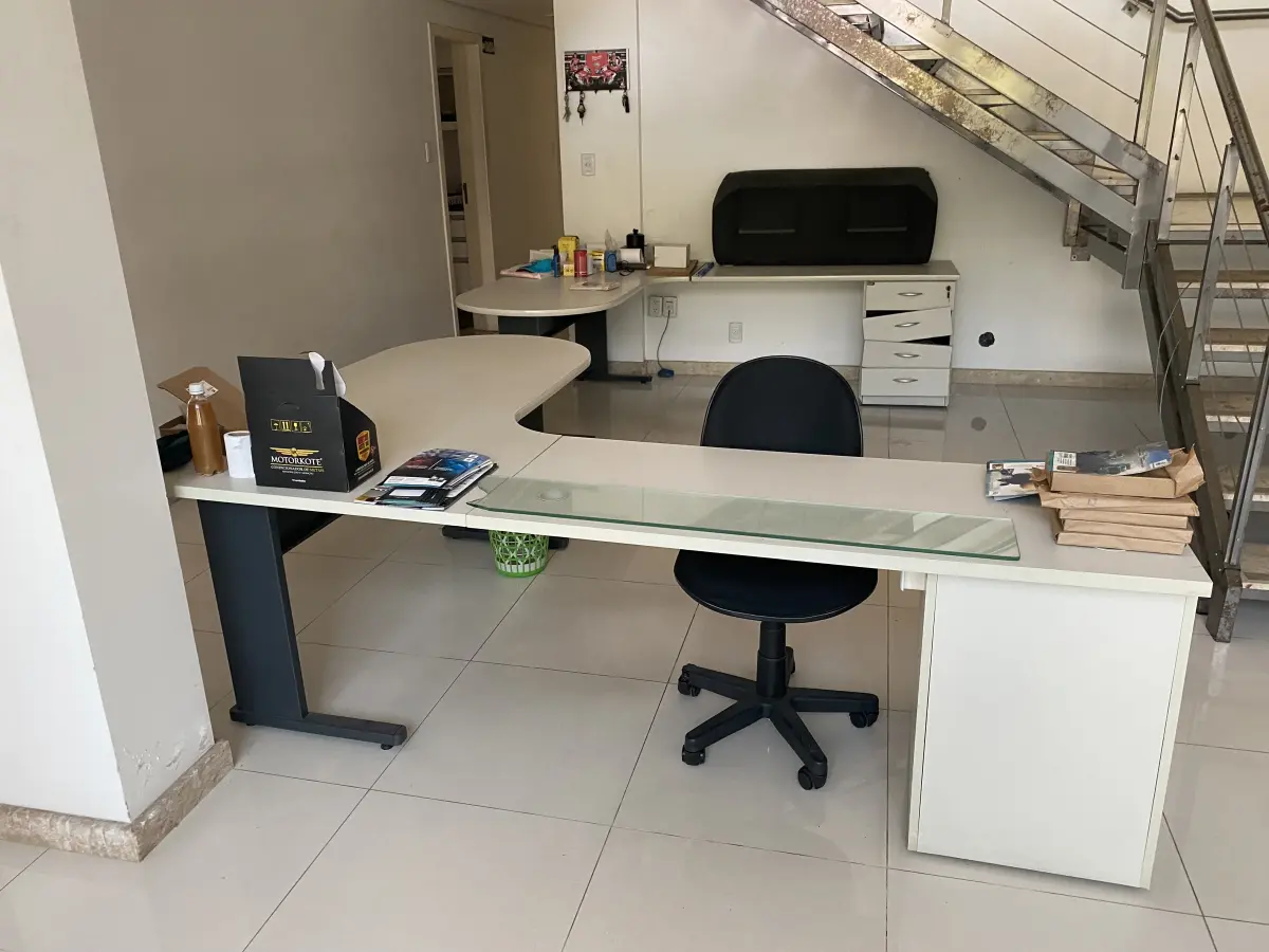 LOTE 10 - MÓVEIS EQUIPAMENTOS - vários itens junto ao prédio