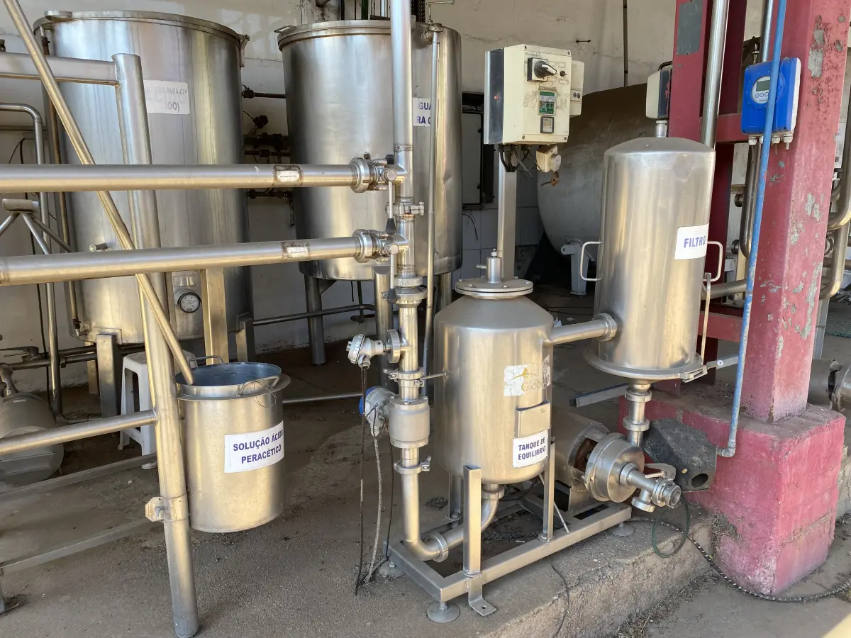 LOTE 010 - 03 Tanque de aço inox 800 litros (sistema de limpeza CIP soda e ácido) – Recepção