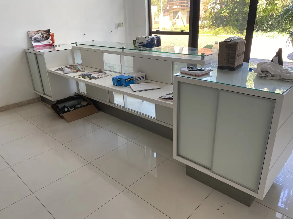 LOTE 10 - MÓVEIS EQUIPAMENTOS - vários itens junto ao prédio