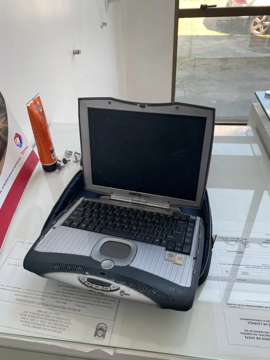 LOTE 10 - MÓVEIS EQUIPAMENTOS - vários itens junto ao prédio