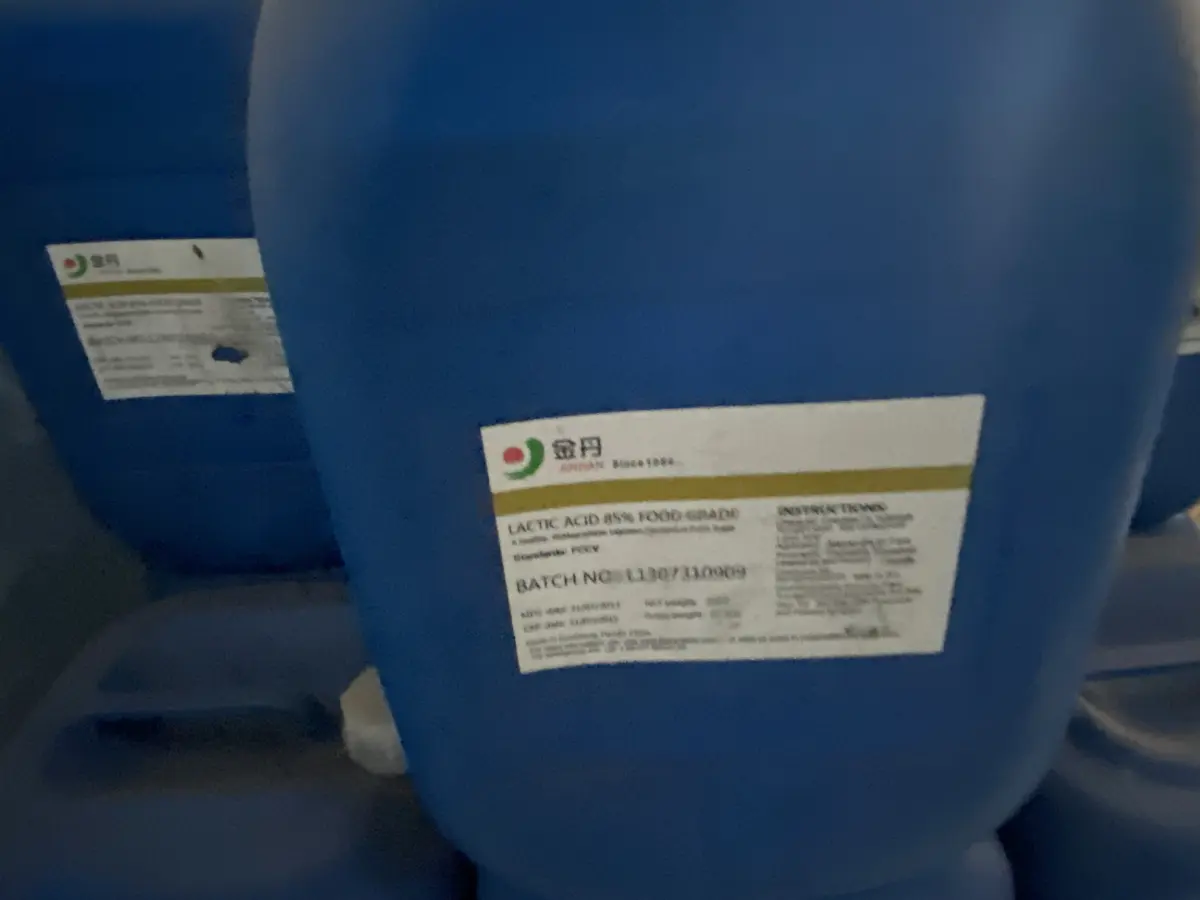 LOTE 061 - lote de bambonas e baldes com produtos quimicos