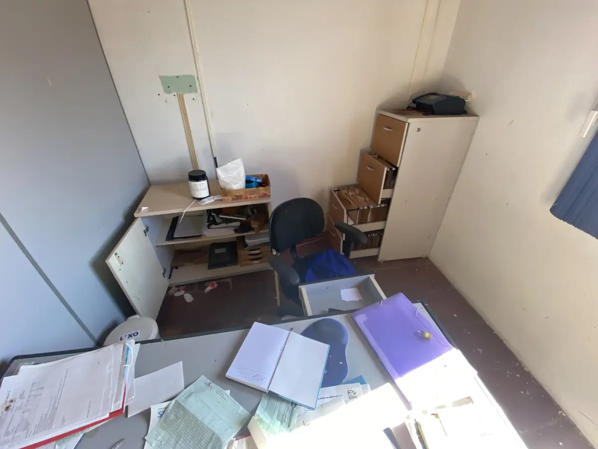 LOTE 081 - 2 mesas de escritorio, 4 cadeiras 2 azul e 2 cinza, balcaozinho baixo  e um arquivo de aço