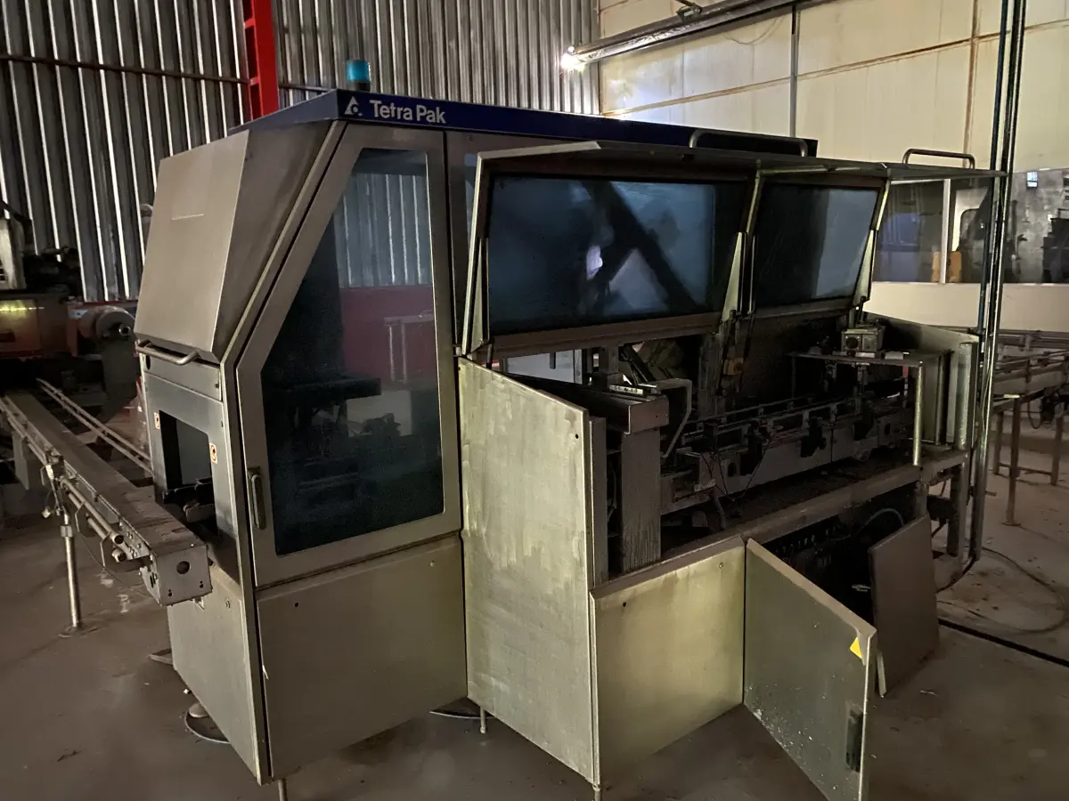 LOTE 036 - 01 Maquina de empacotar o leite Tetra Card Boar 070 V Tetra Pak