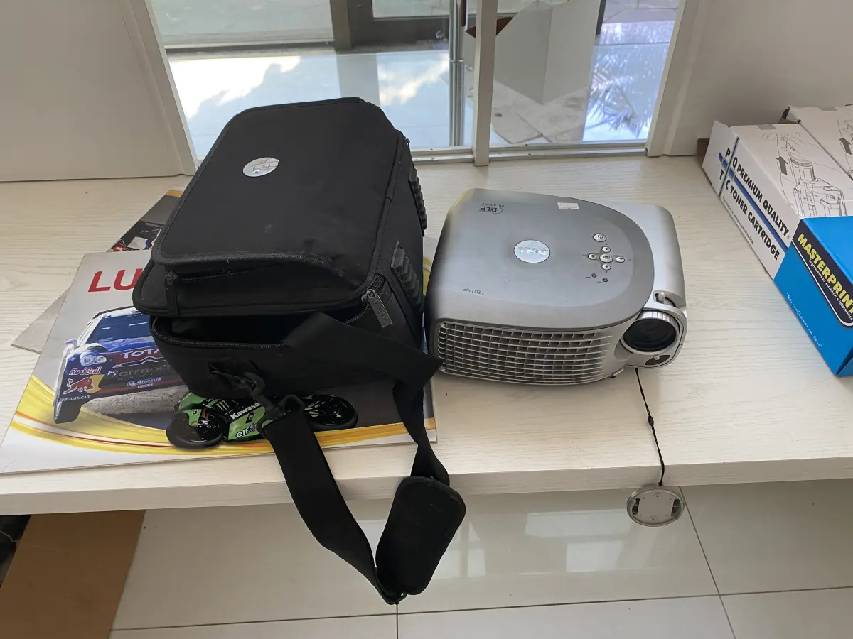 LOTE 10 - MÓVEIS EQUIPAMENTOS - vários itens junto ao prédio