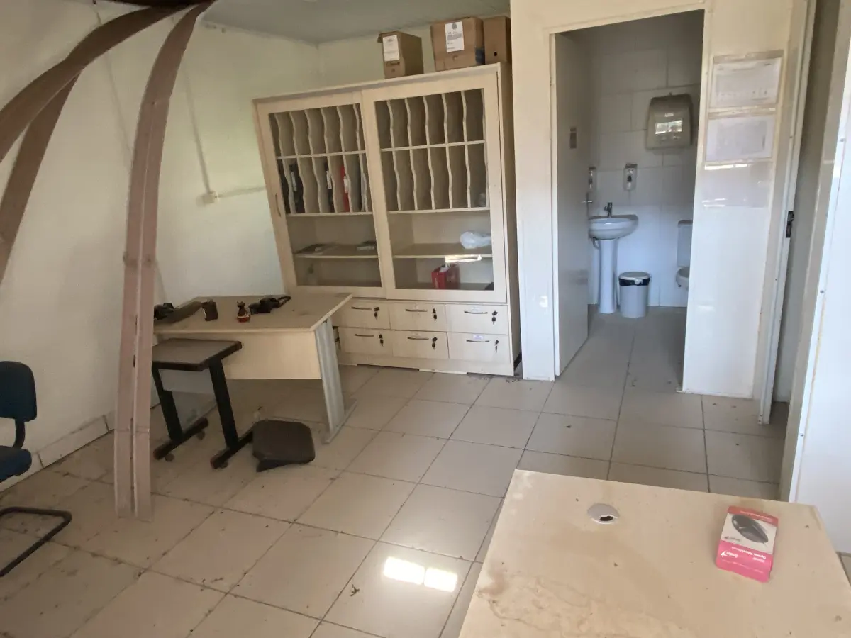 LOTE 063 - lote de mesa bege, cadeiras e armário tipo escaninho bege com gavetas