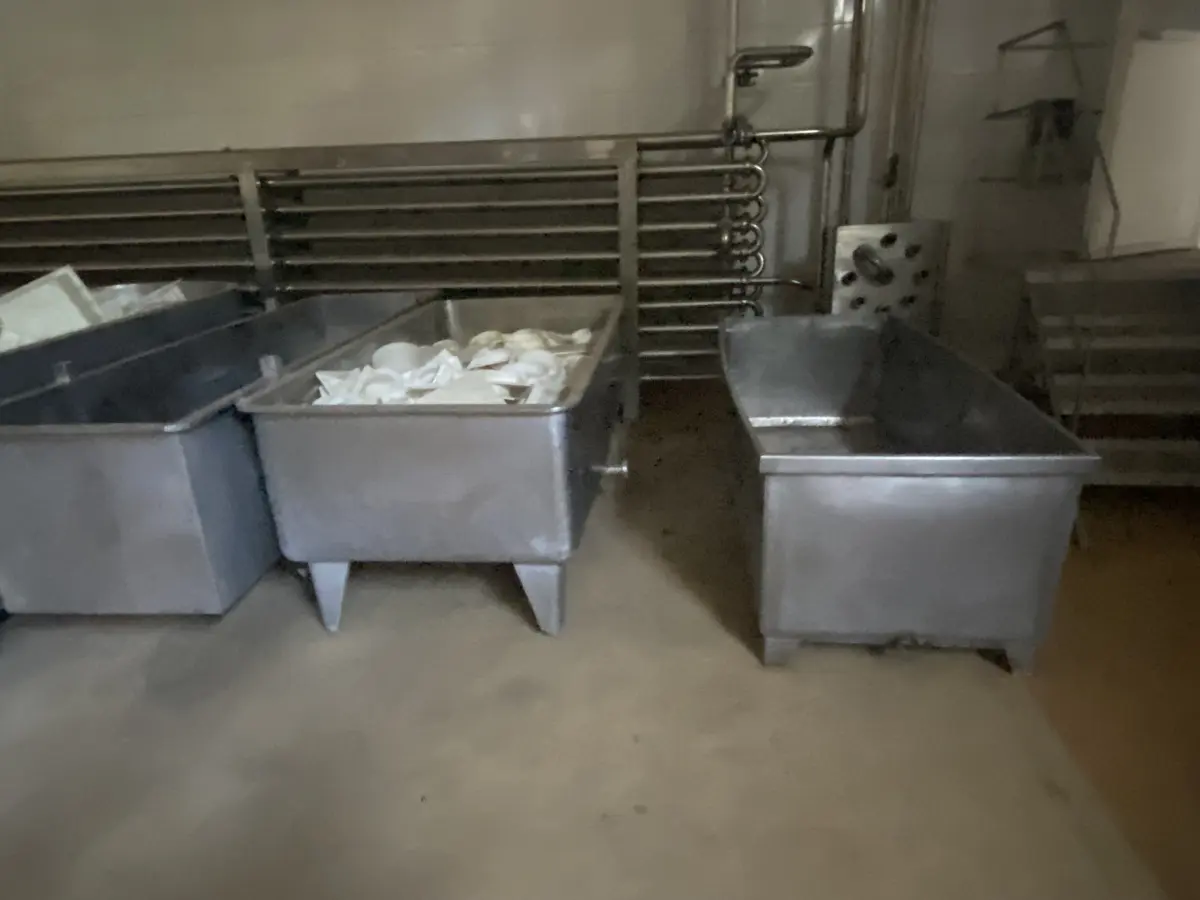 LOTE 027 - 12 caixa de inox para queijo (volumes diversos – Usado para lavar forma e agua gelada)