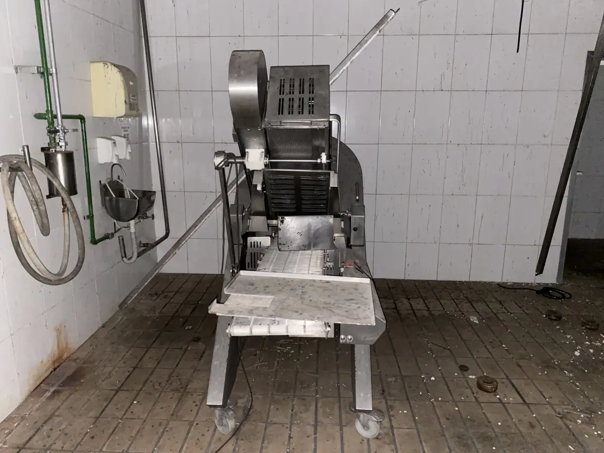 LOTE 086 - 3 fatiadeiras de queijo