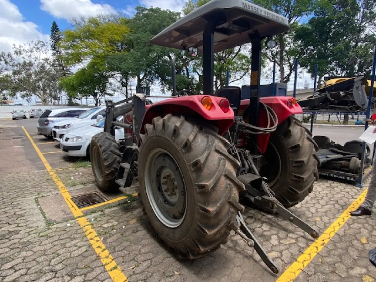 LOTE 004 - Trator Massey Fergunson 4283