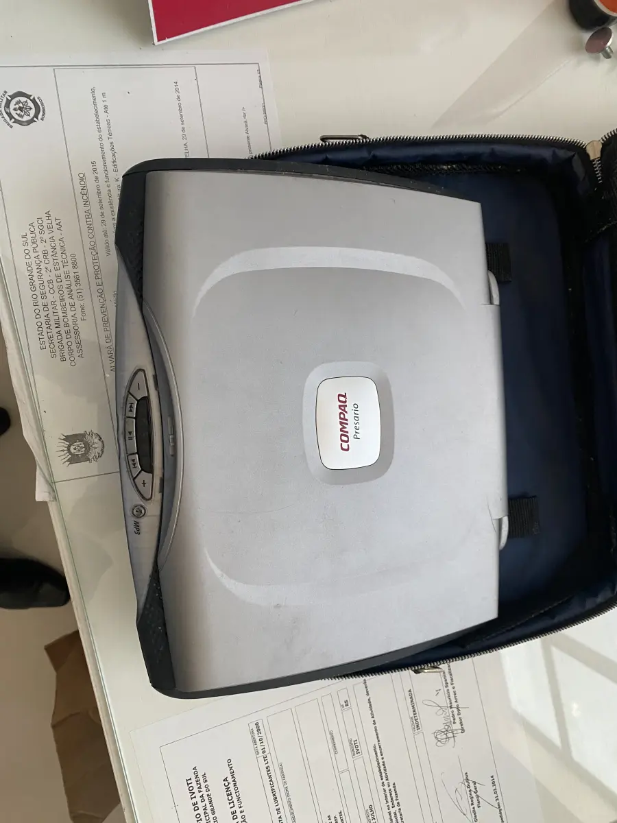 LOTE 10 - MÓVEIS EQUIPAMENTOS - vários itens junto ao prédio