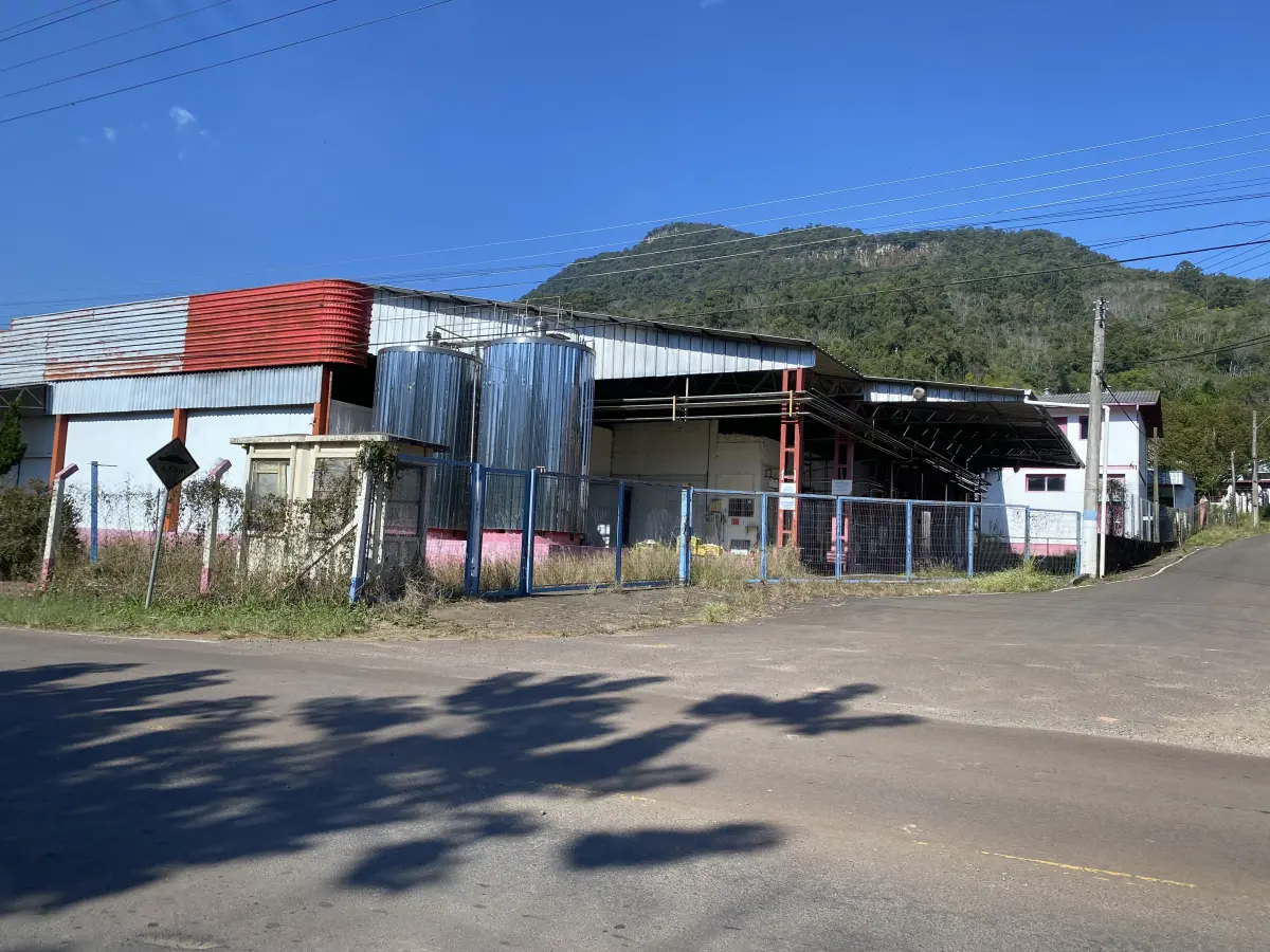 LOTE 001 - Imóvel e maquinas para laticínio