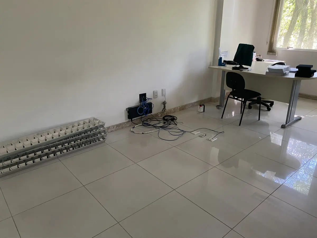 LOTE 10 - MÓVEIS EQUIPAMENTOS - vários itens junto ao prédio