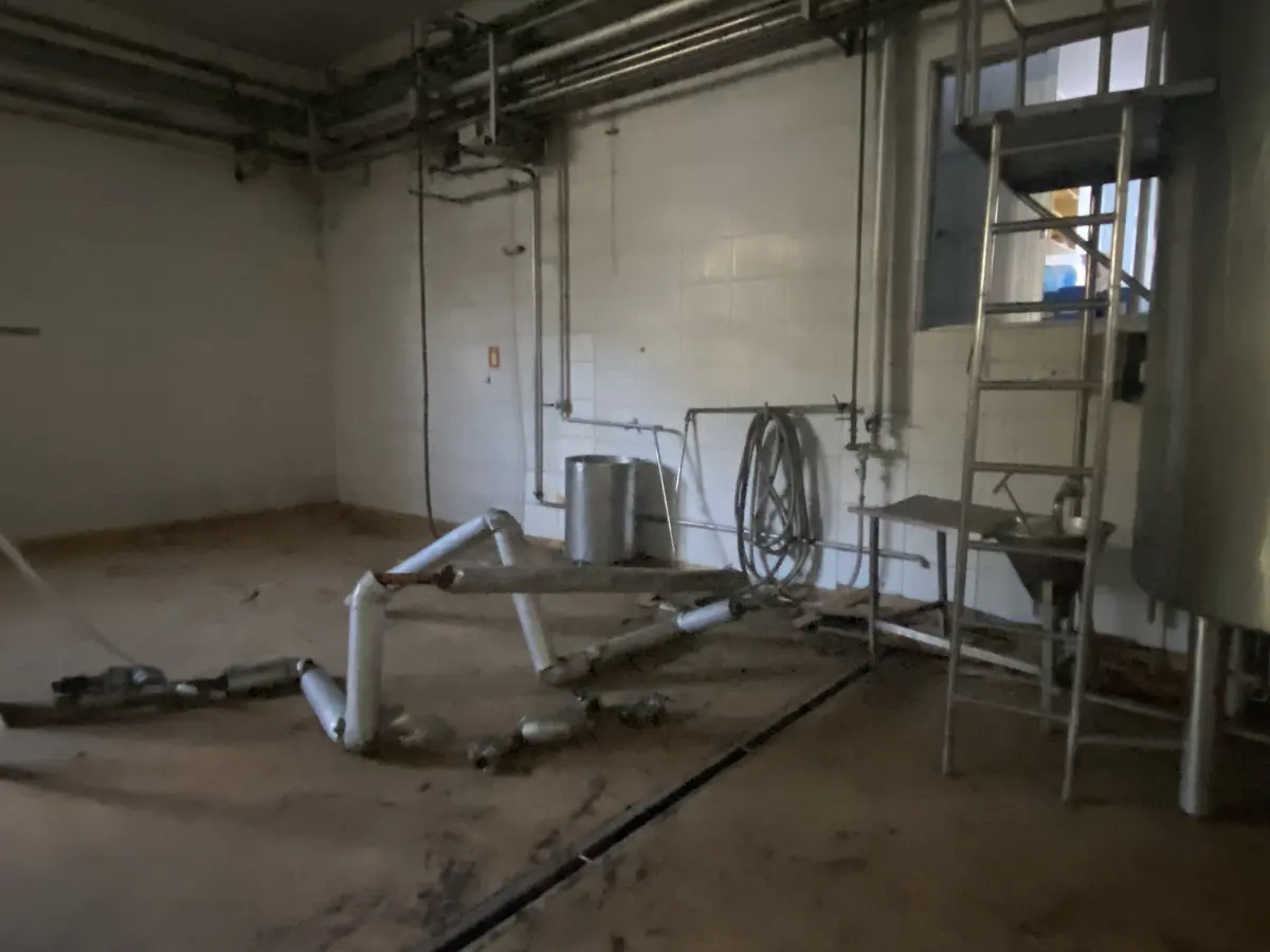 LOTE 001 - Imóvel e maquinas para laticínio