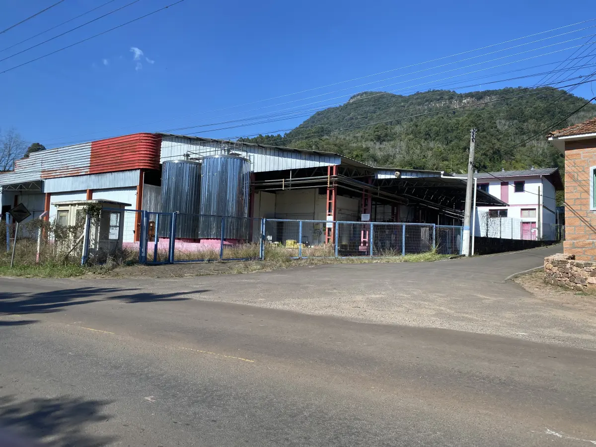 LOTE 001 - Imóvel e maquinas para laticínio