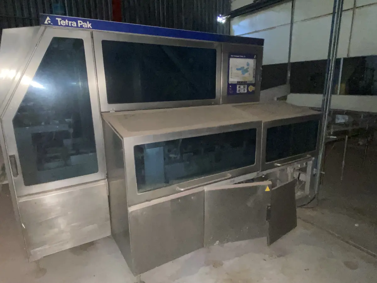 LOTE 036 - 01 Maquina de empacotar o leite Tetra Card Boar 070 V Tetra Pak