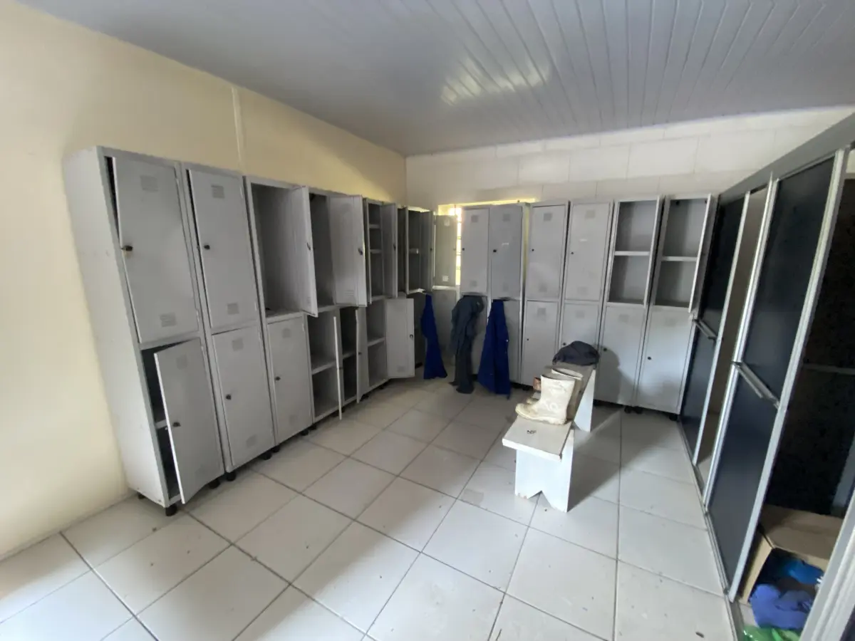 LOTE 064 - lote de 7 armarios vestiarios com portas para cadeadear