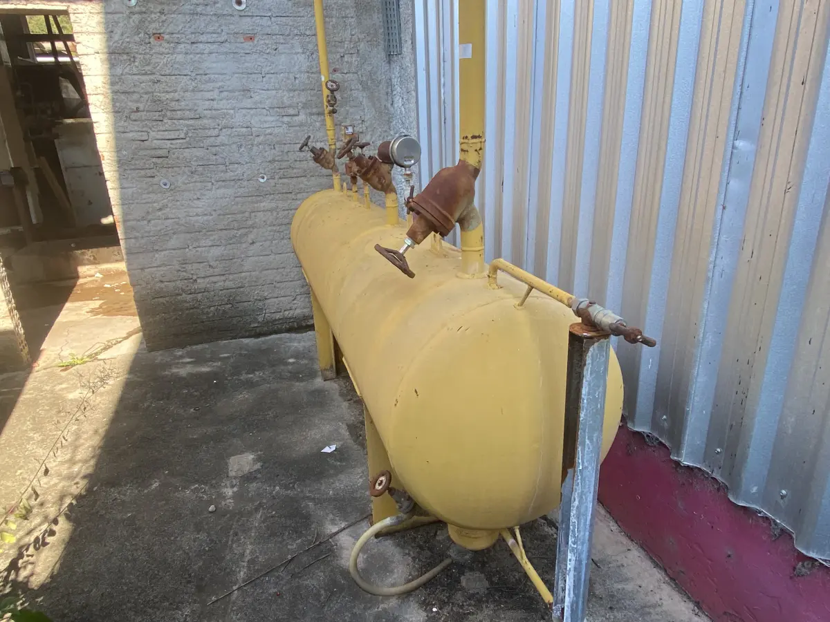 LOTE 001 - Imóvel e maquinas para laticínio