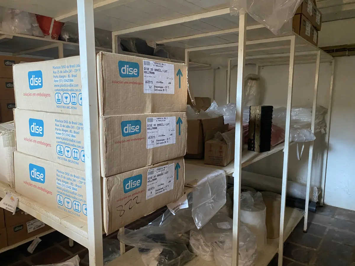 LOTE 059 - lote do almoxarifado, prateleiras com alguns produtos quimicos, filmes e etiquetas muito poucos