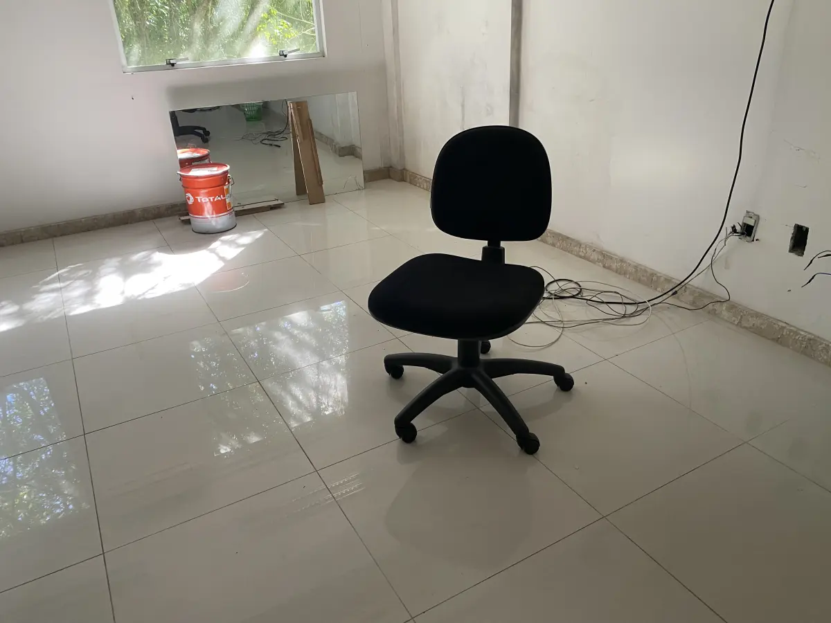 LOTE 10 - MÓVEIS EQUIPAMENTOS - vários itens junto ao prédio