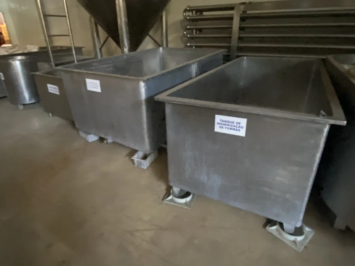 LOTE 027 - 12 caixa de inox para queijo (volumes diversos – Usado para lavar forma e agua gelada)