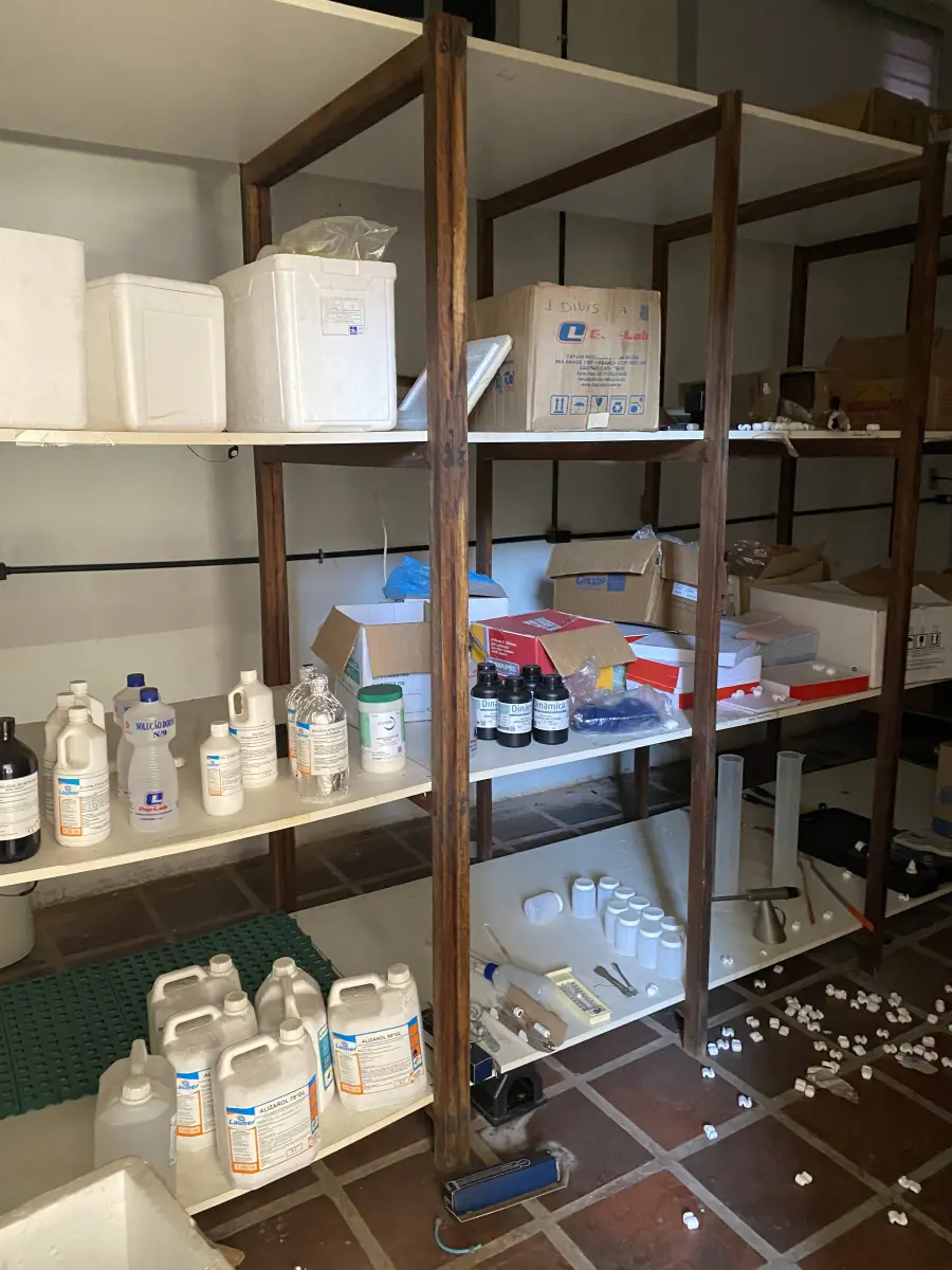 LOTE 059 - lote do almoxarifado, prateleiras com alguns produtos quimicos, filmes e etiquetas muito poucos