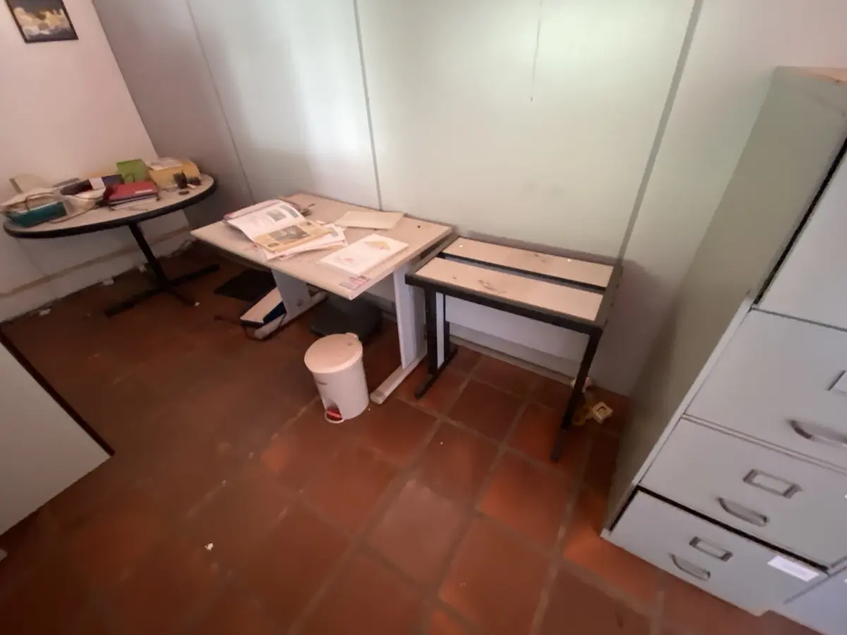 LOTE 081 - 2 mesas de escritorio, 4 cadeiras 2 azul e 2 cinza, balcaozinho baixo  e um arquivo de aço