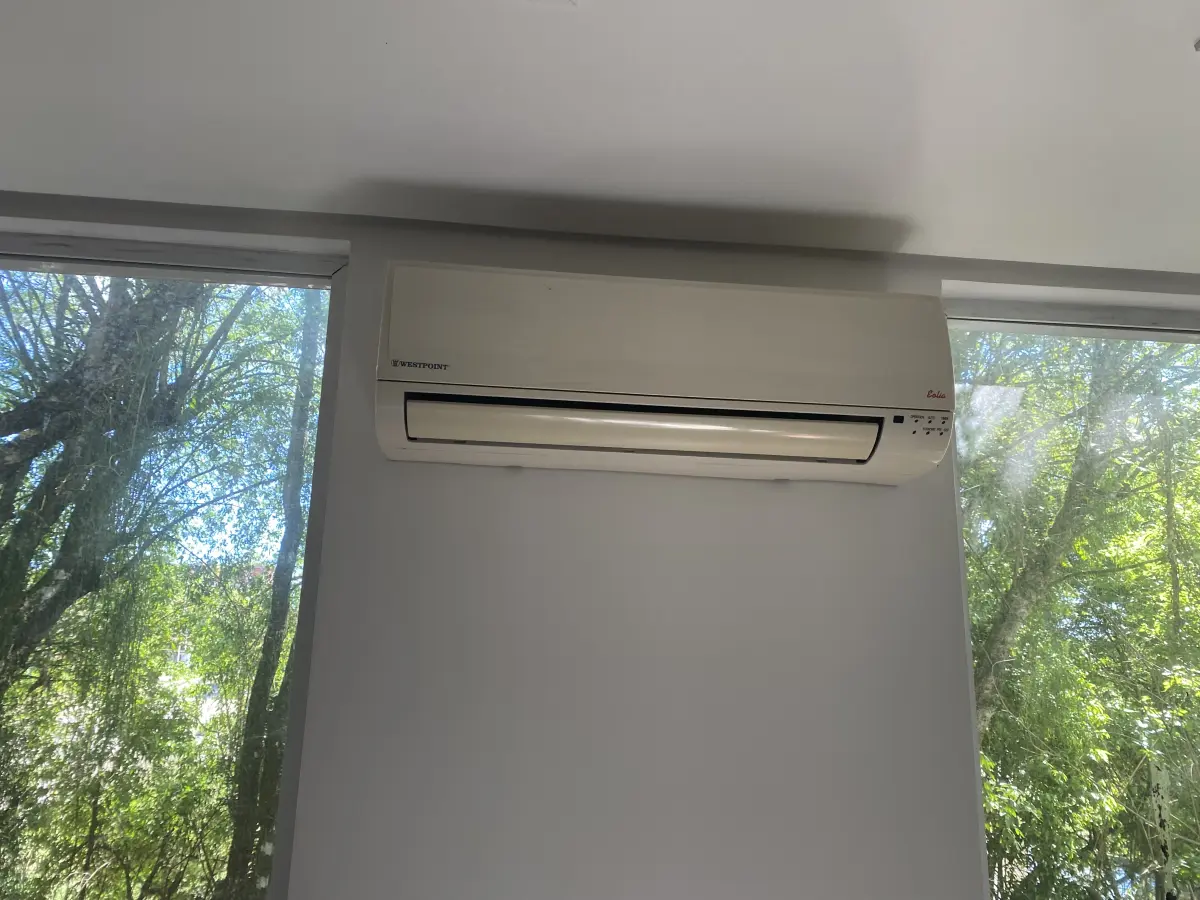 LOTE 10 - MÓVEIS EQUIPAMENTOS - vários itens junto ao prédio