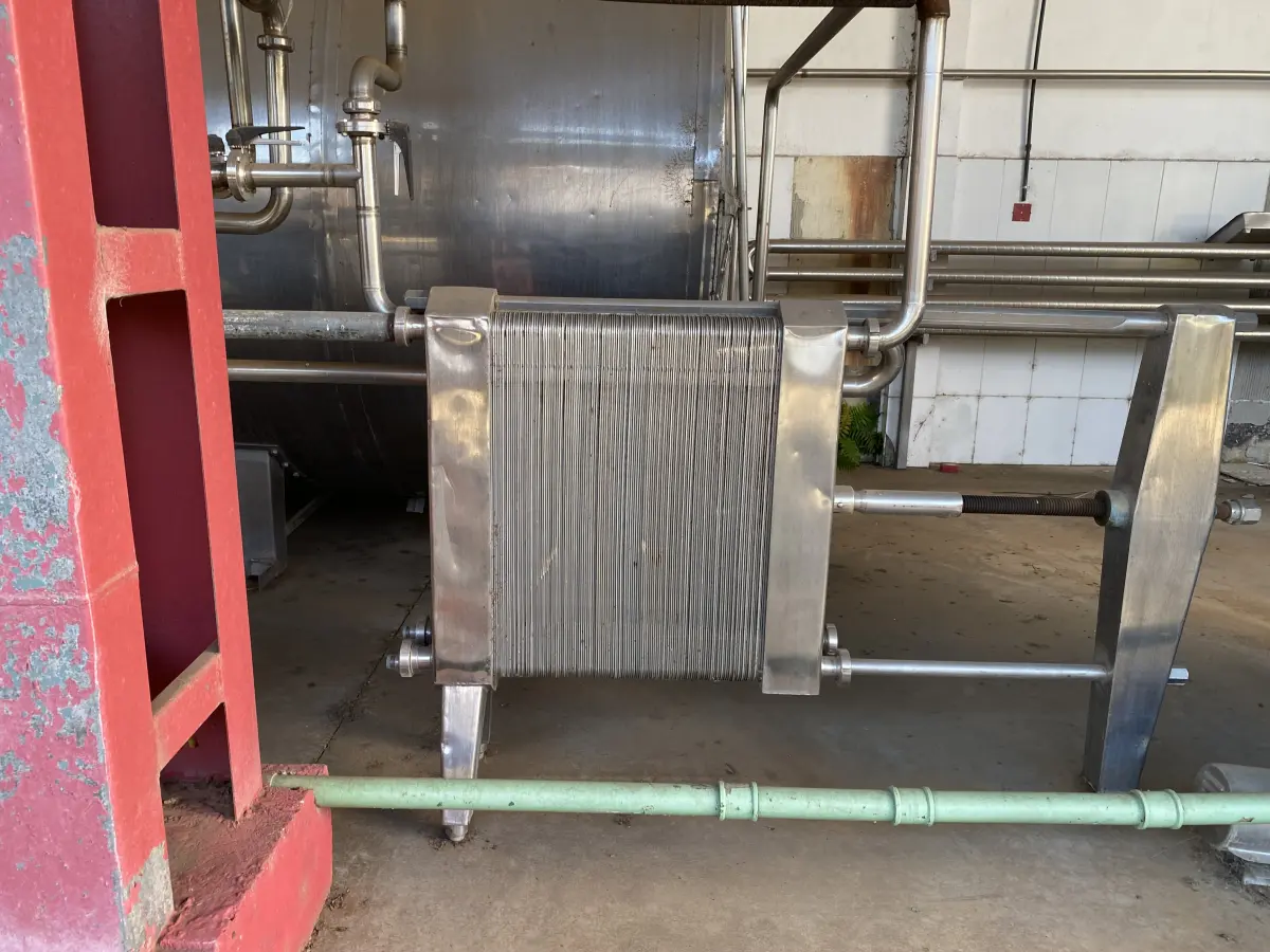 LOTE 004 - 02 Resfriador a placas de aço inox recepção de leite 10000 l/h