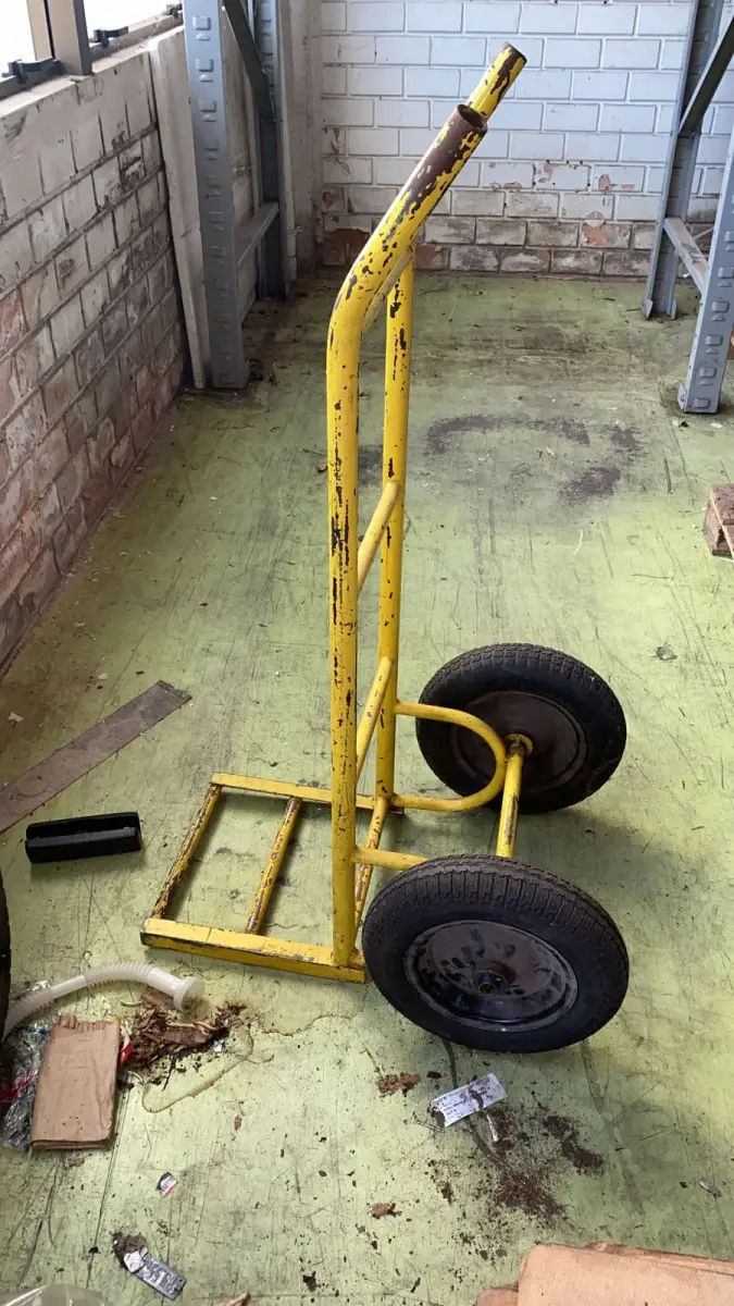 LOTE 14 - Carrinho amarelo 2 rodas