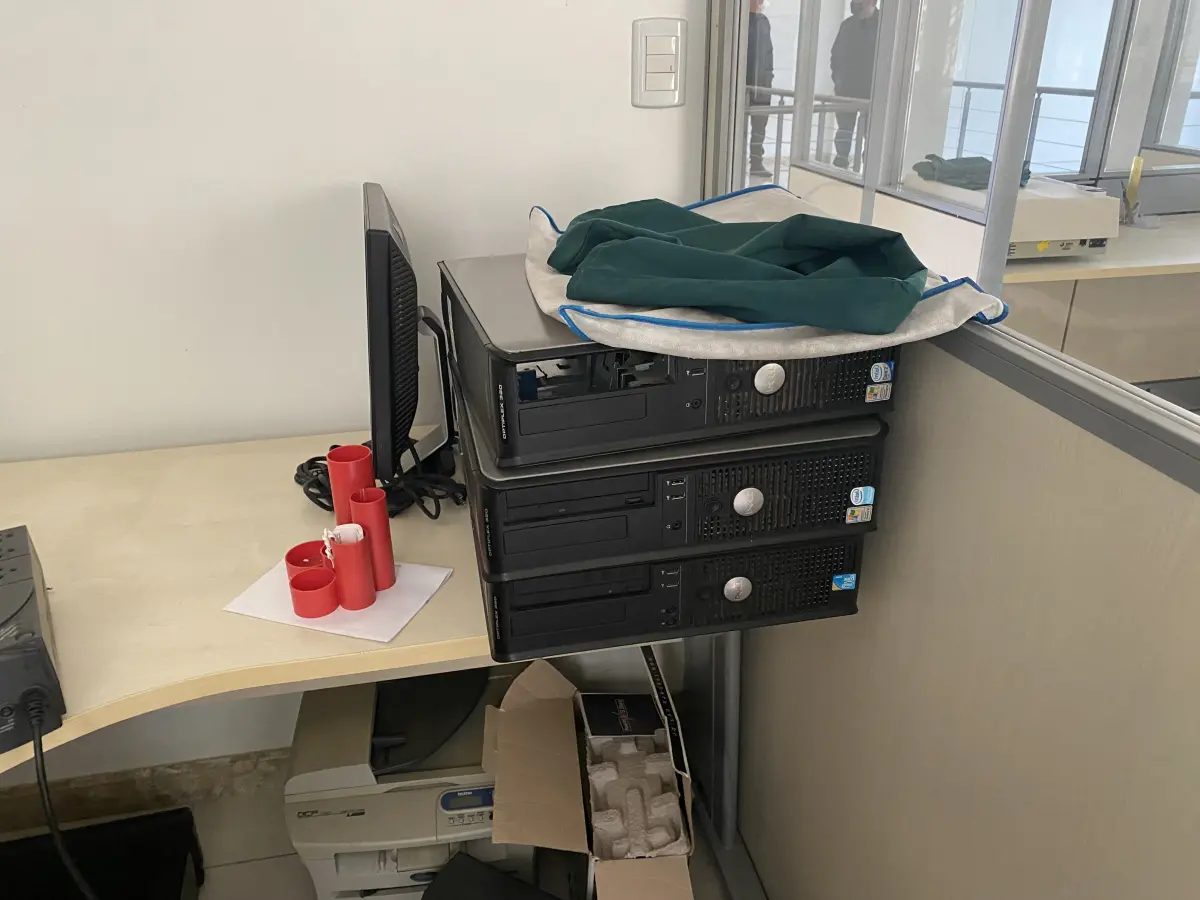 LOTE 10 - MÓVEIS EQUIPAMENTOS - vários itens junto ao prédio