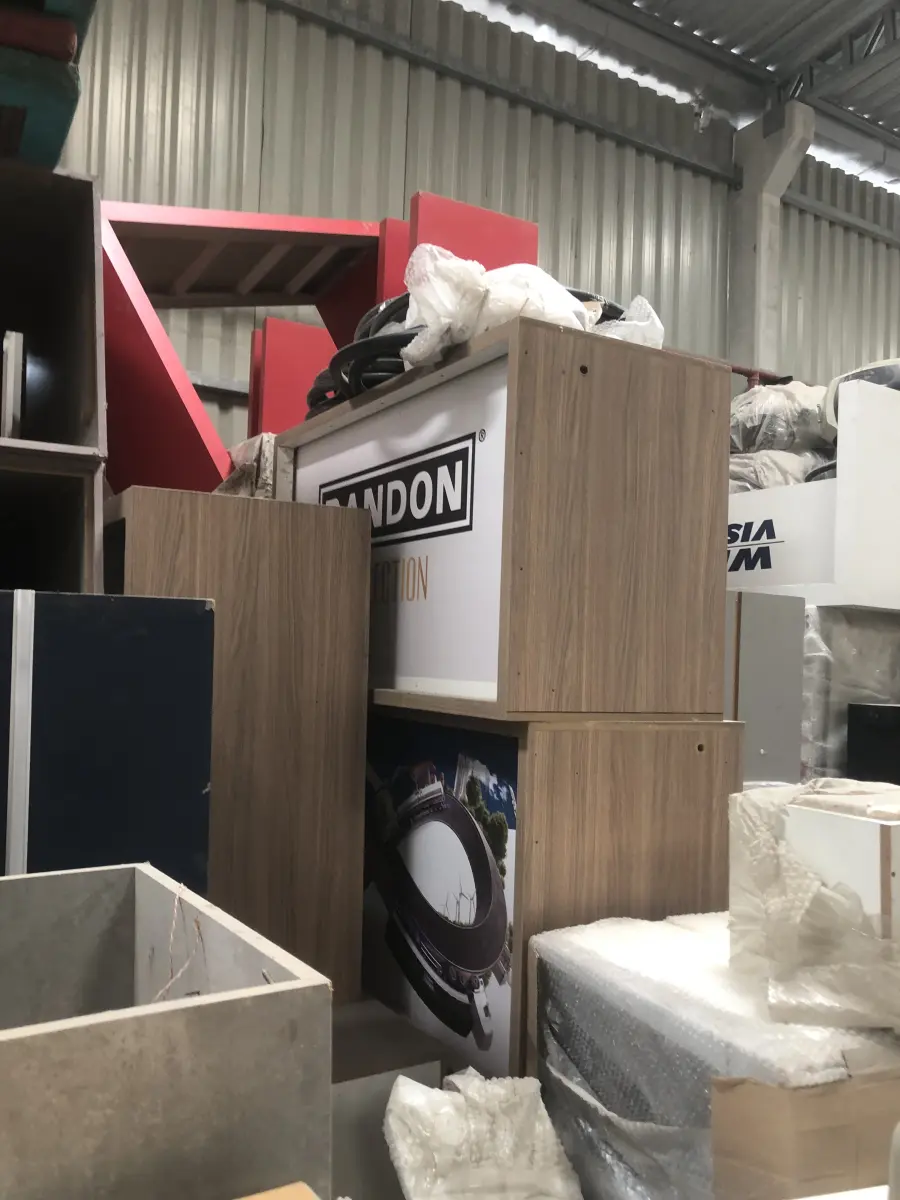 LOTE 075 - Lote com almofadas, caixas de madeira, movel com carregadores de celular, bancadas, expositores, cadeiras, mesas, ventiladores umidificadores, maquinas de lavar, mesas, bancos, sofá, refletores, fios, mangueiras, banheira,