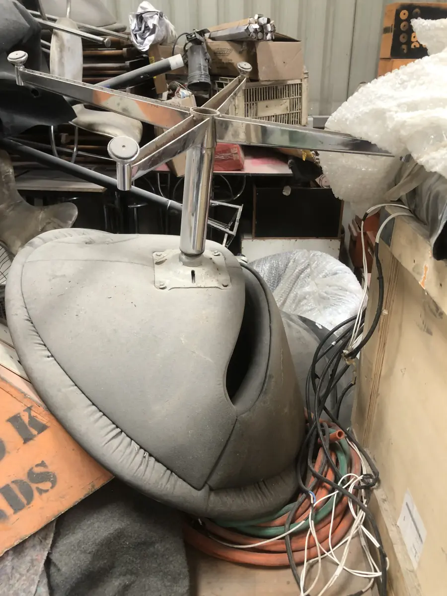 LOTE 075 - Lote com almofadas, caixas de madeira, movel com carregadores de celular, bancadas, expositores, cadeiras, mesas, ventiladores umidificadores, maquinas de lavar, mesas, bancos, sofá, refletores, fios, mangueiras, banheira,