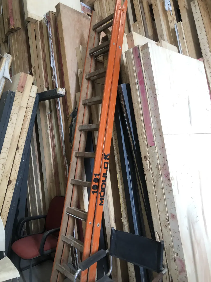 LOTE 004 - Lote de escadas de madeira