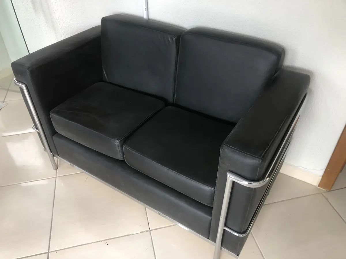 LOTE 068 - 2 sofas pretos 1 lugar e sofa preto 2 lugares 