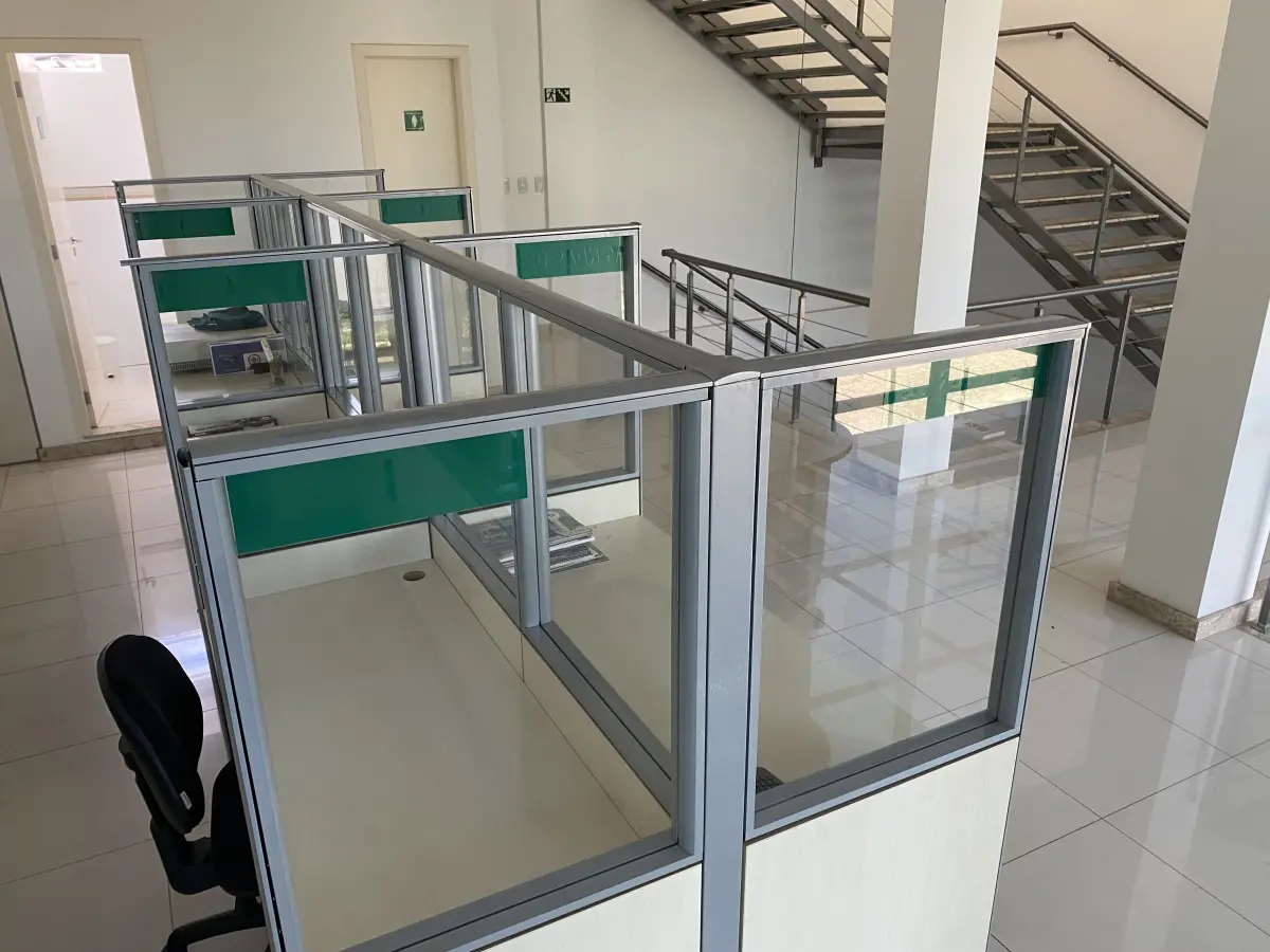 LOTE 10 - MÓVEIS EQUIPAMENTOS - vários itens junto ao prédio