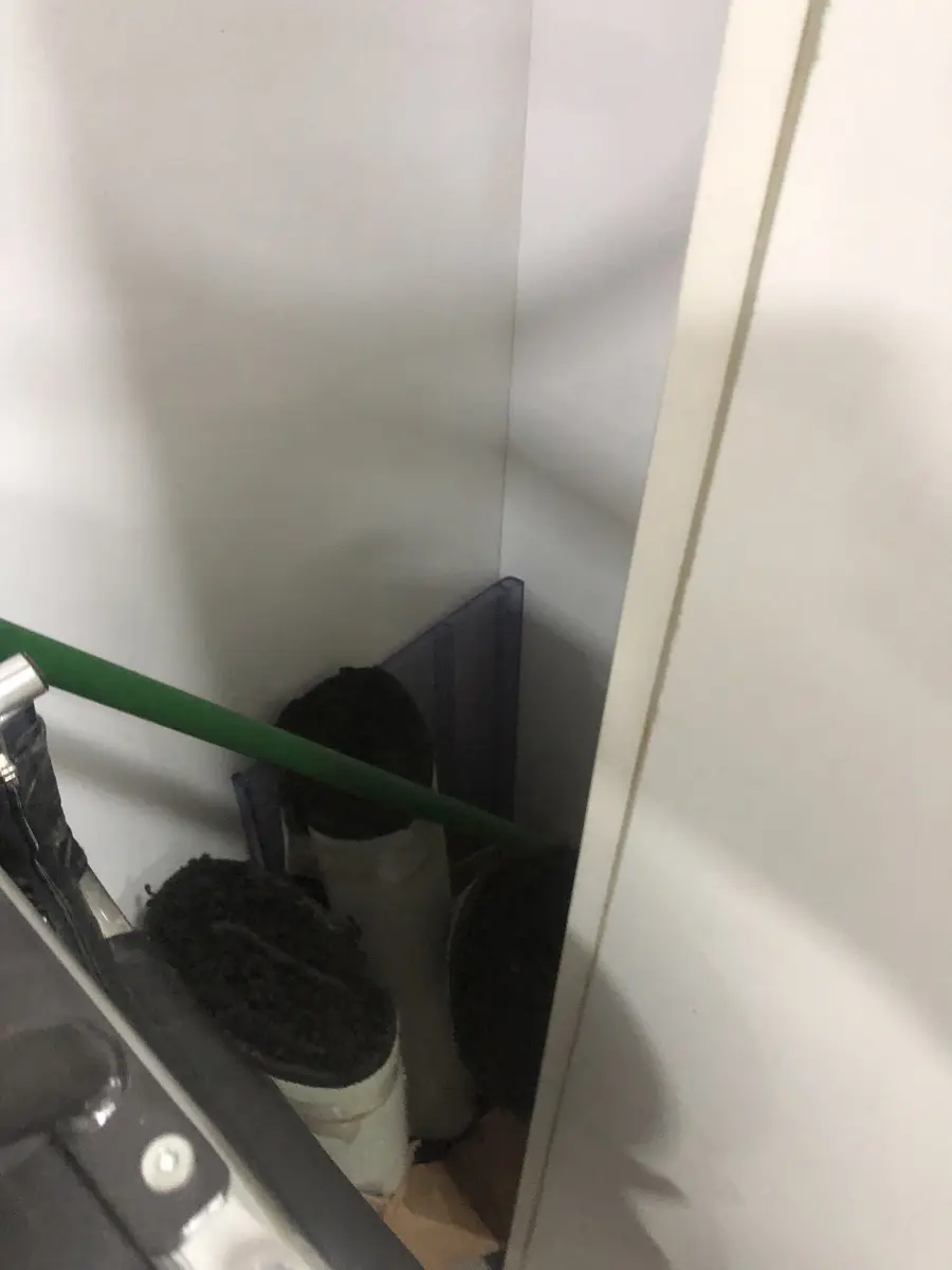 LOTE 062 - Lote com cestos de lixo, quadros, armário, torradeira, jarras,  material de cozinha, xicaras, bules, etc