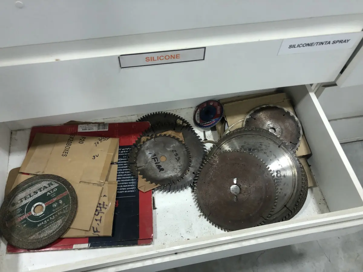 LOTE 046 - Lote com guilhotina, esmerilhadeiras, serras, parafusos, banquetas, manequim, catalogos, cortinas, fitas de borda, serra circular, lixadeiras, engraxadeira, cones, cintas, catracas, vaso, cintos alpinista, prateleira, balcão, armarios, silicones, soprador de calor, etc 