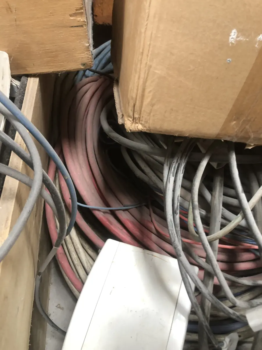 LOTE 075 - Lote com almofadas, caixas de madeira, movel com carregadores de celular, bancadas, expositores, cadeiras, mesas, ventiladores umidificadores, maquinas de lavar, mesas, bancos, sofá, refletores, fios, mangueiras, banheira,