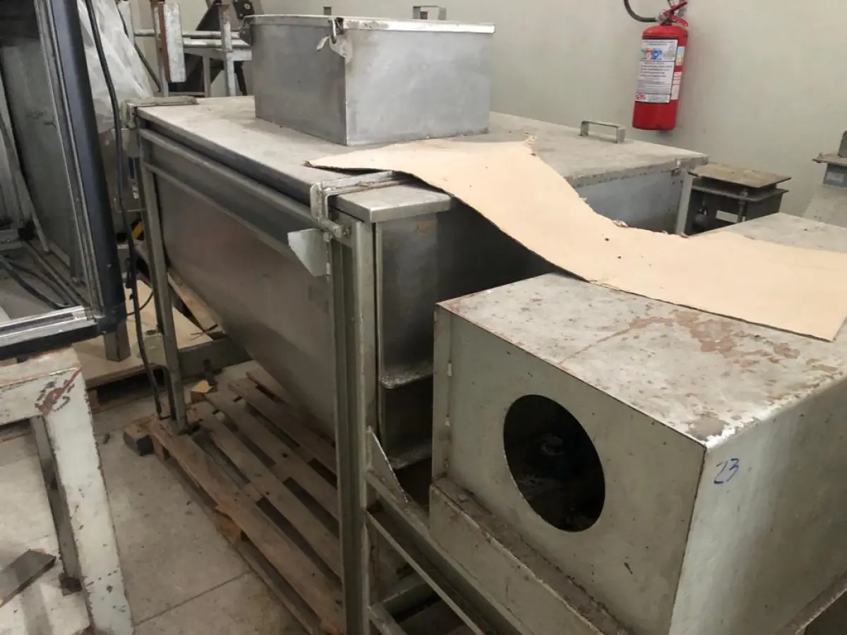 LOTE 018 - MISTURADOR de inox COM MOTOR,  Dimensões: C 1480 x A 860 x L 940 mm, ano 2010