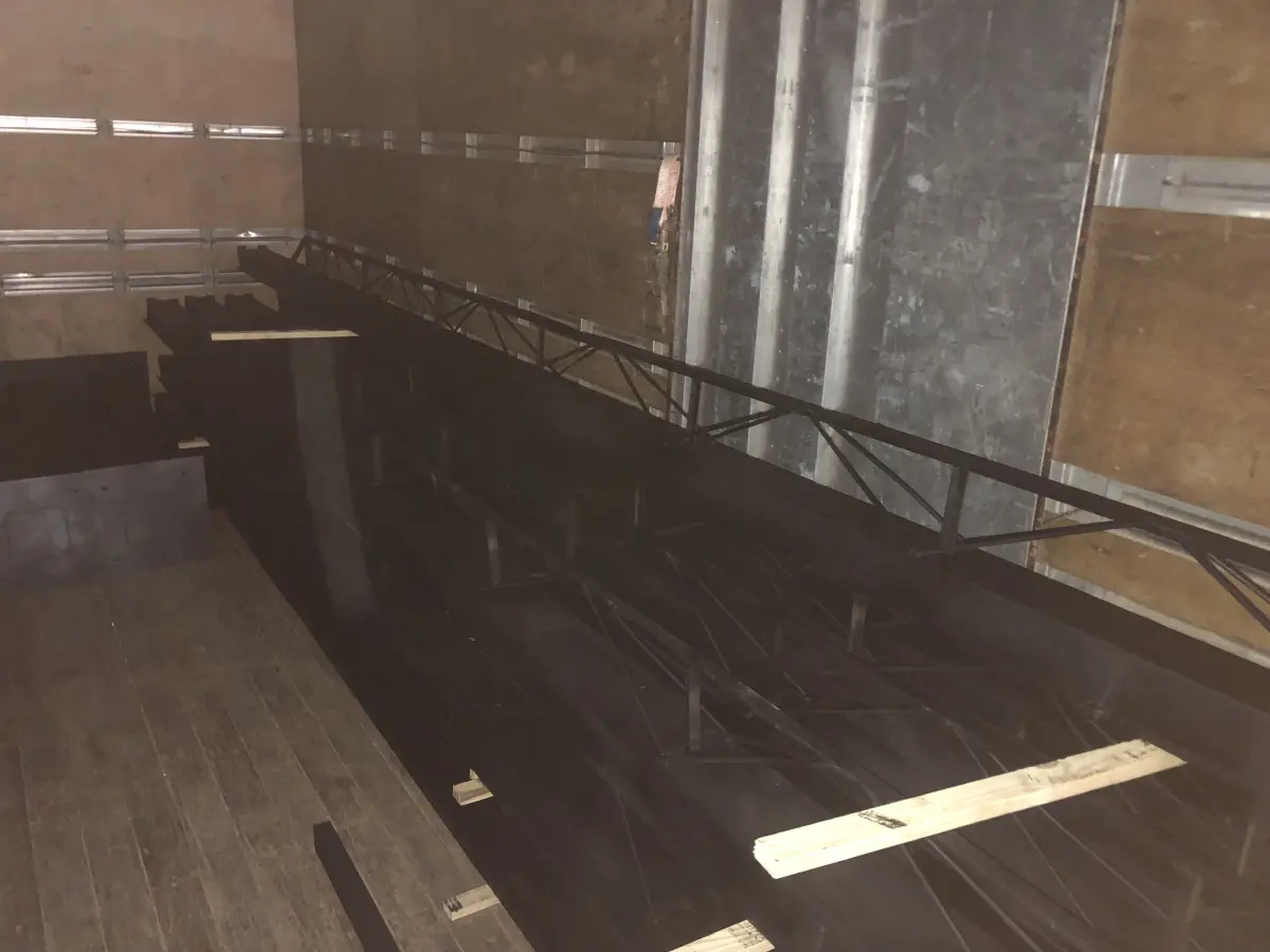 LOTE 079 - Estrutura metalica localizada dentro do caminhão 