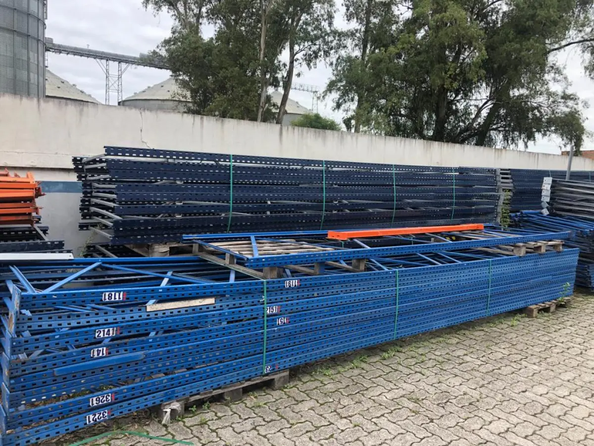 LOTE 052 - Lote com prateleiras para paletes - DESMONTADAS